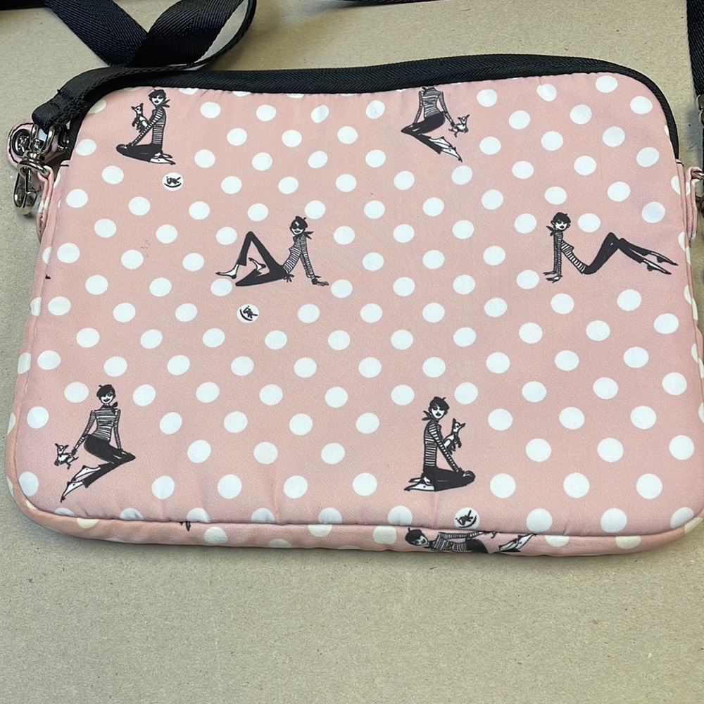 Izak -  iPad case - Padded tablet case for iPad.
